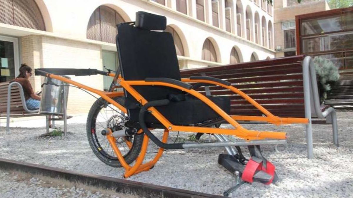 Joëlette, la silla de ruedas que permite hacer senderismo a alumnos con discapacidad en Girona