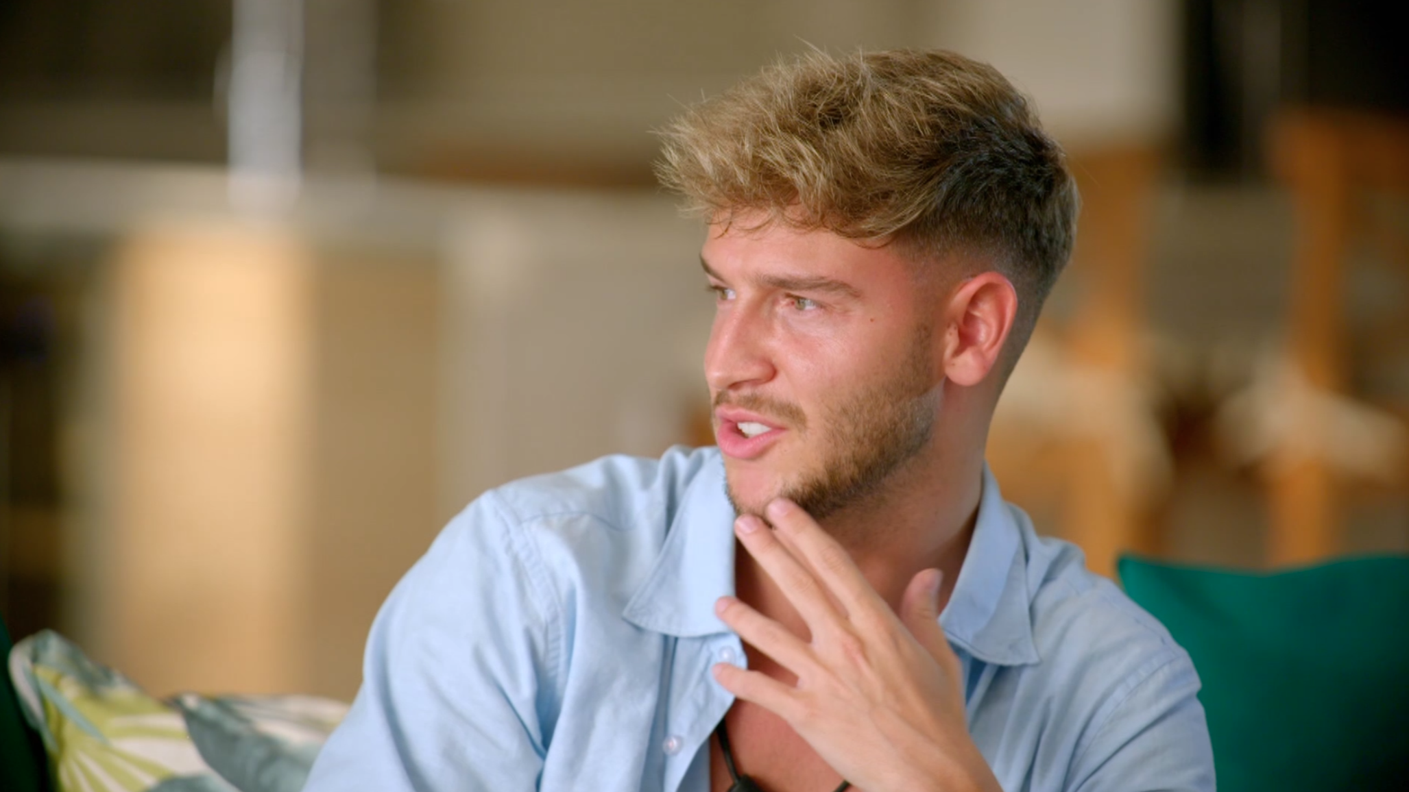 Los chicos conocen a las solteras en Villa Playa