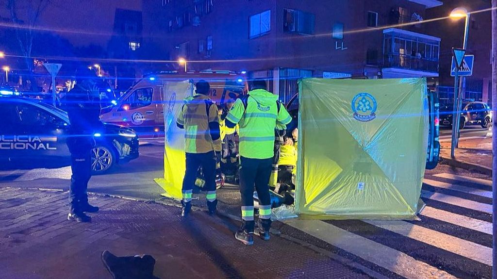 Miembros de Emergencias Madrid y de la Policía Nacional en el lugar del tiroteo mortal de Puente de Vallecas