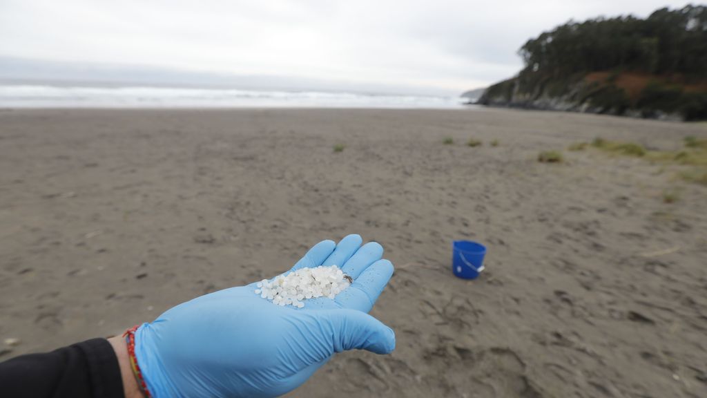 Galicia activará el nivel 2 de alerta por la presencia de pellets en las playas