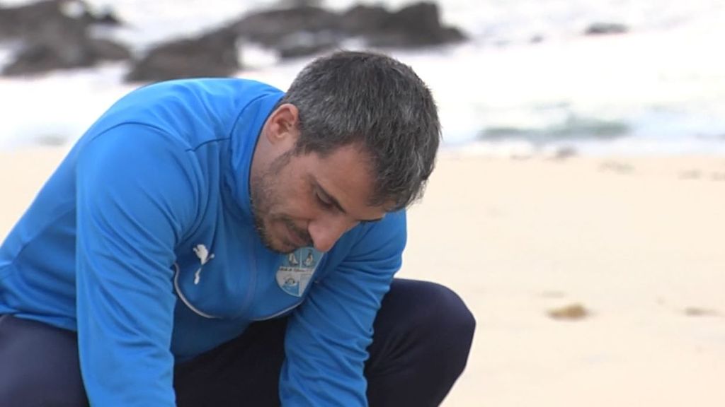 Rodrigo, uno de los primeros vecinos en alertar sobre la marea de pellets en la costa gallega: "Desastroso"