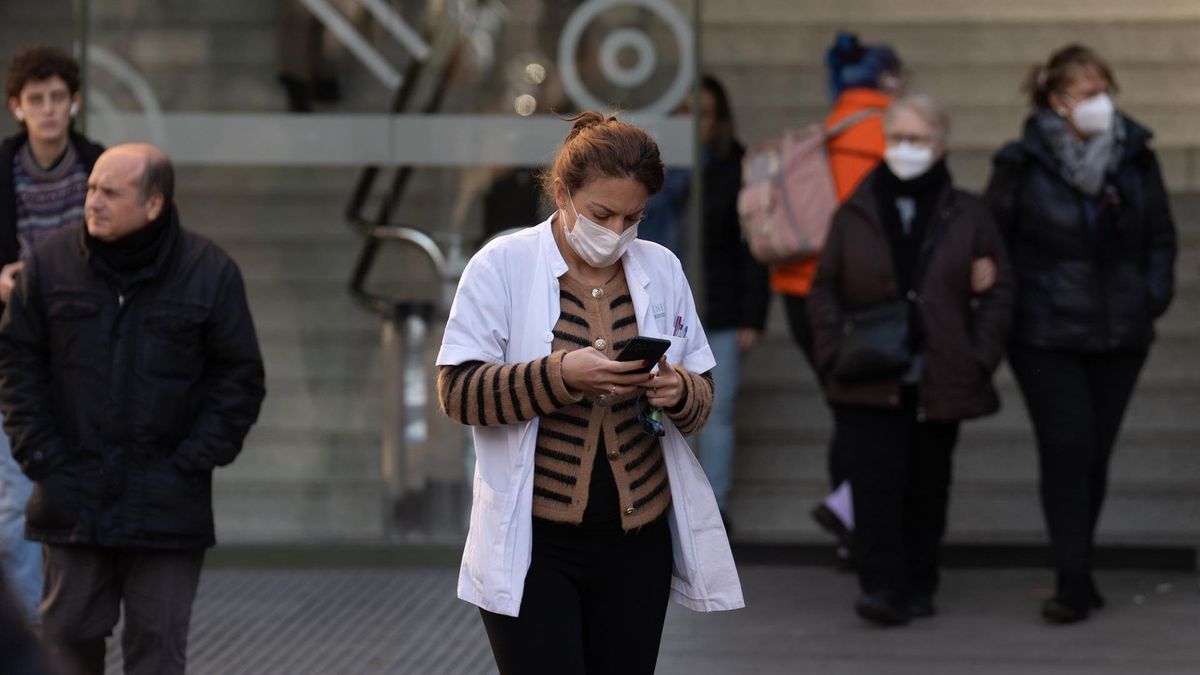 Varias personas con mascarillas, en el Hospital Clínic de Barcelona, a 8 de enero de 2024, en Barcelona, Catalunya (España)