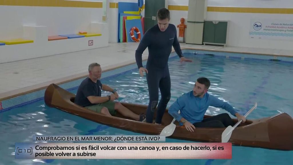David Alemán se pone el neopreno y comprueba en una piscina cómo es volcar en canoa y si es posible volver a subirse La recreación del naufragio de tres jóvenes en el Mar Menor