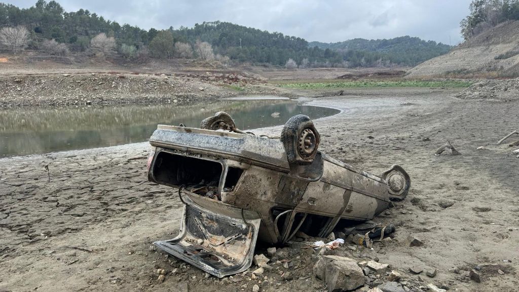 La sequía saca a relucir un coche robado 26 años después: aparece volcado en un pantano de Tarragona