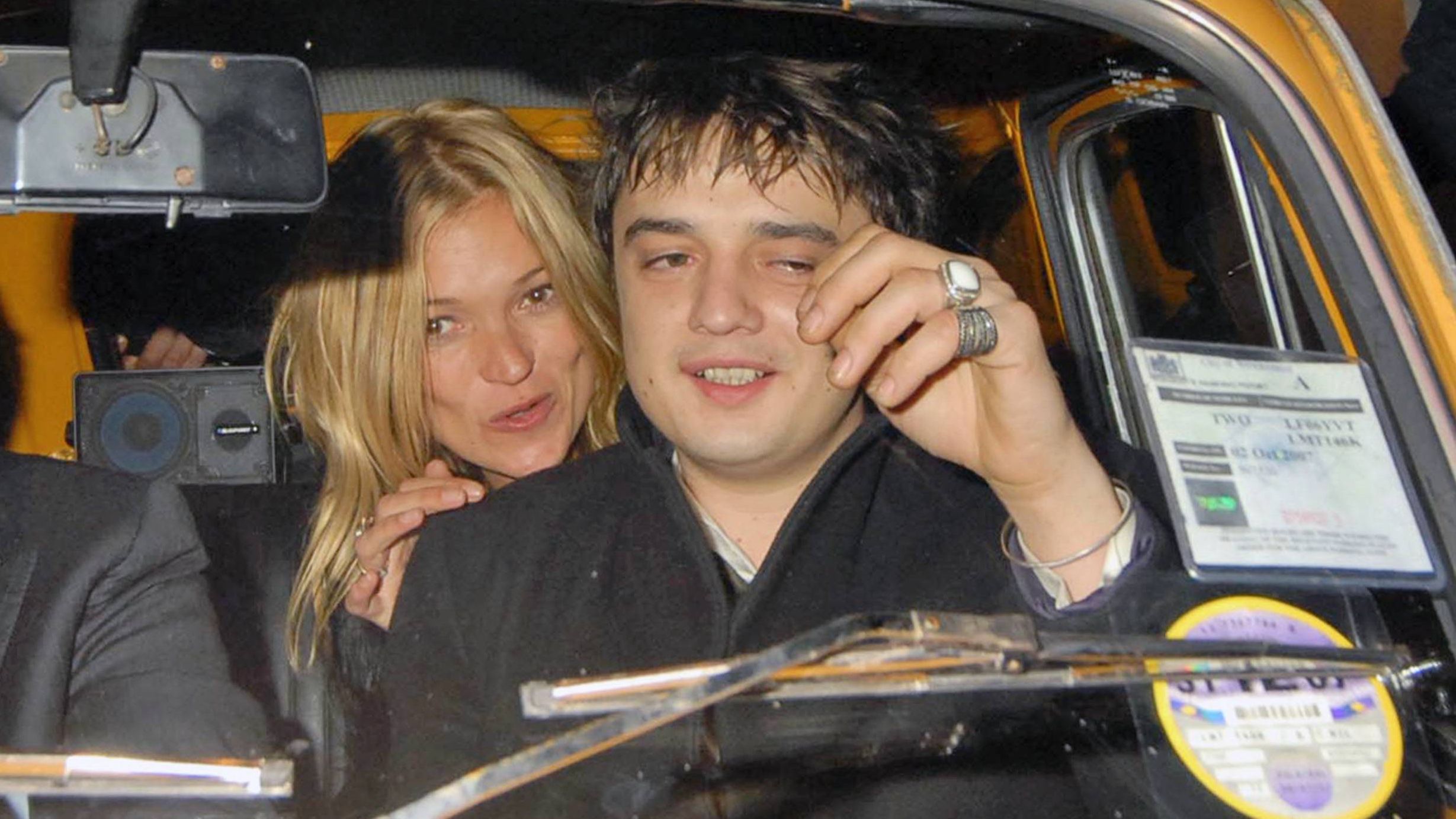 Kate Moss y Pete Doherty  a la salida de un restaurnte, en un Fiat 500 classic.