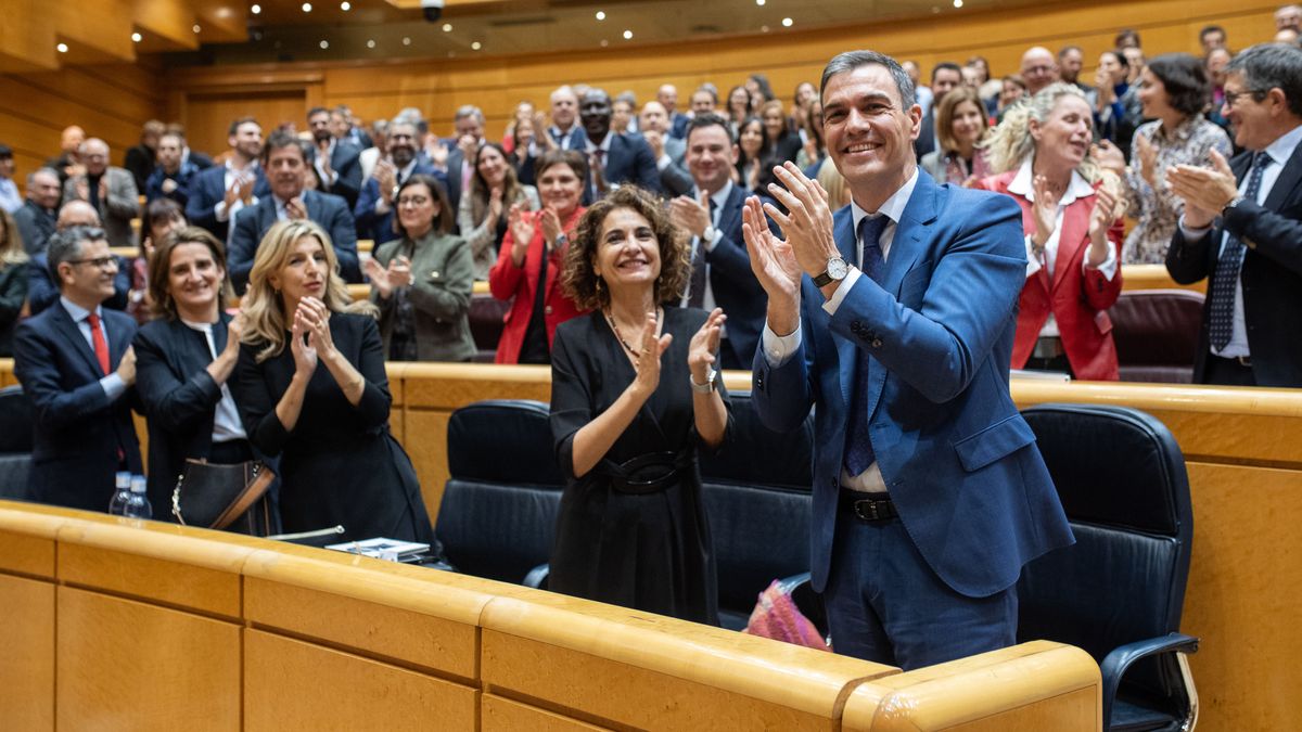 La vicepresidenta primera y ministra de Hacienda, María Jesús Montero y el presidente del Gobierno, Pedro Sánchez