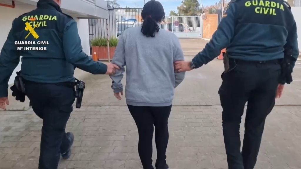 Momento de la detención de la madre biológica de la bebé hallada viva en un contenedor en Los Palacios (Sevilla).