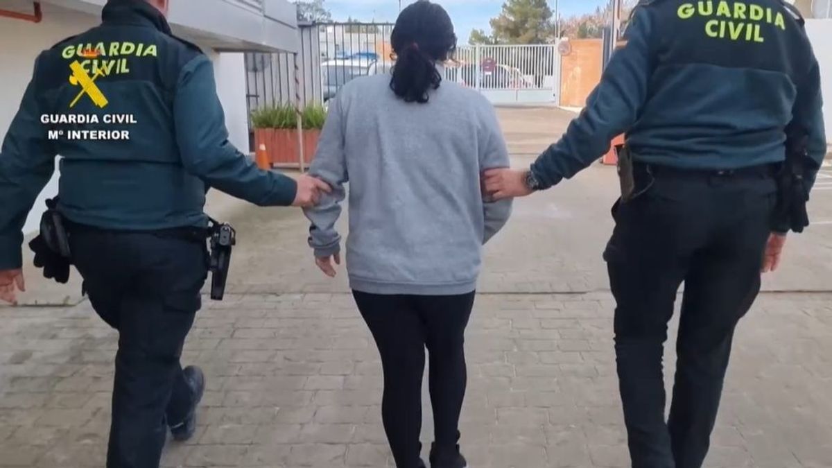 Momento de la detención de la madre biológica de la bebé hallada viva en un contenedor en Los Palacios (Sevilla).