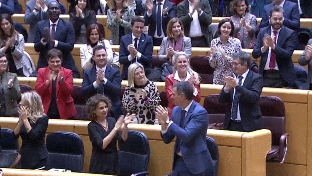 Y Pedro Sánchez acabó entrando em el Senado, sonriendo y aplaudido