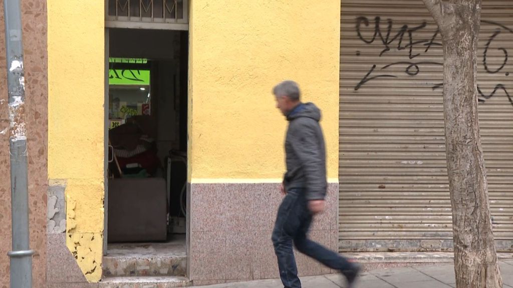 Piso okupado con habitáculos ilegales en Badalona