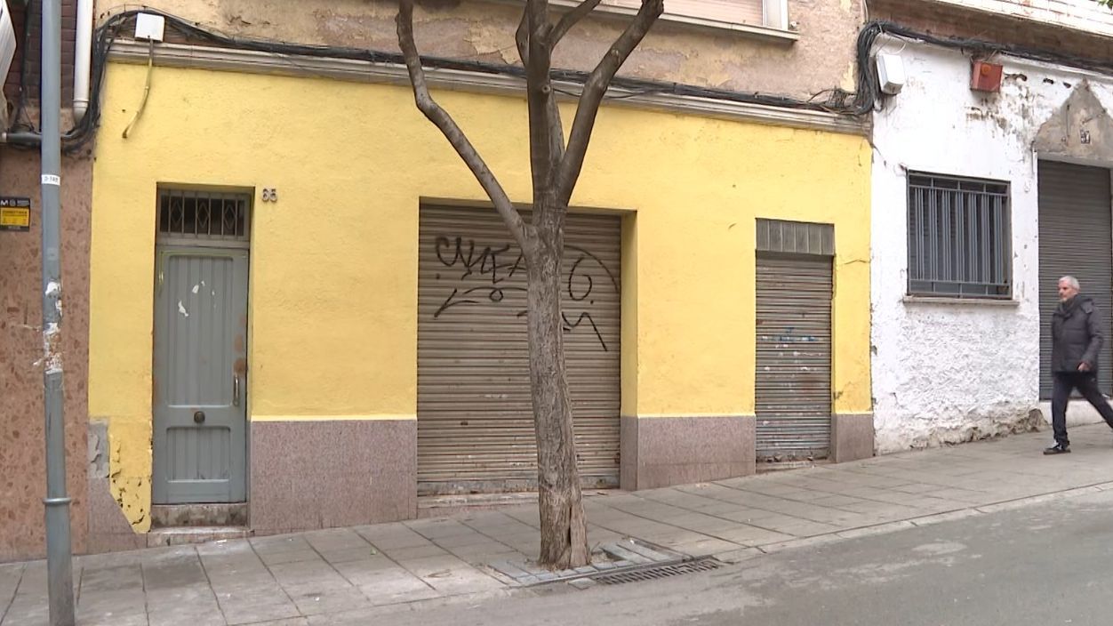 Piso okupado con habitáculos ilegales en Badalona