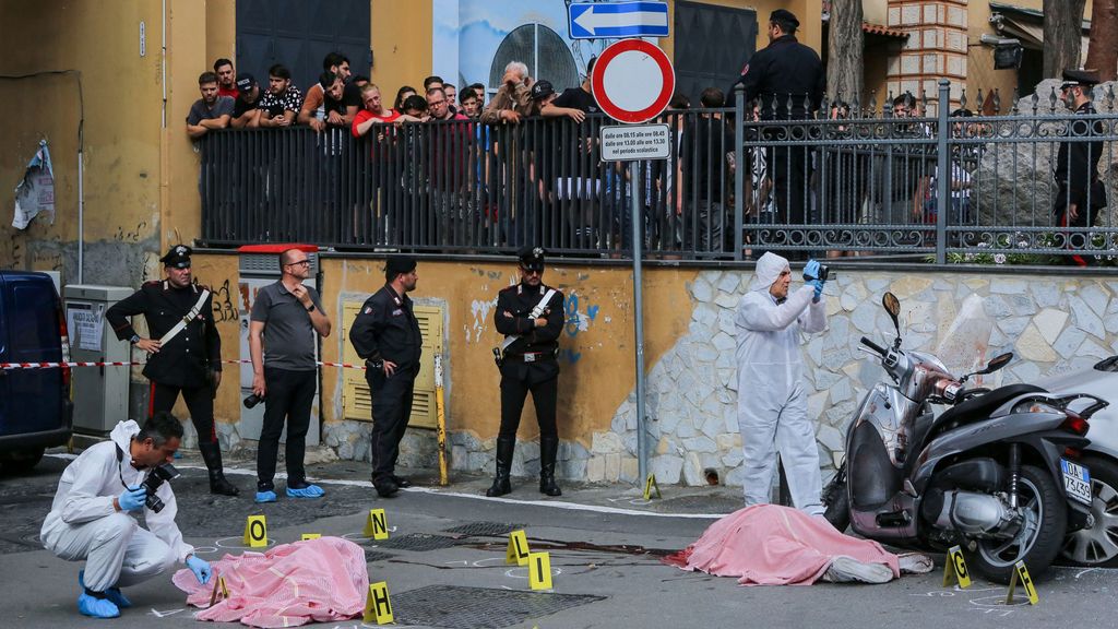 Policía científica italiana inspeciona una escena del crimen en Nápoles.