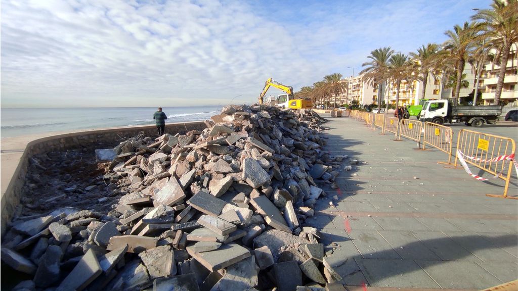 Proceso de deconstrucción parte del paseo marítimo de Calafell (Tarragona)