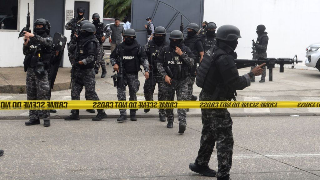 Situación crítica en Ecuador: diez muertos, entre ellos dos policías, en el "conflicto armado" provocado por el crimen organizado