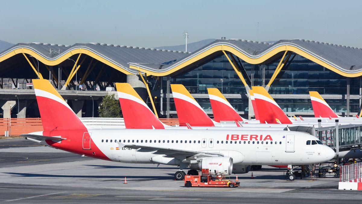 Aviones aparcados en las pistas durante la huelga del servicio de handling de Iberia, en el aeropuerto Adolfo Suárez Madrid-Barajas