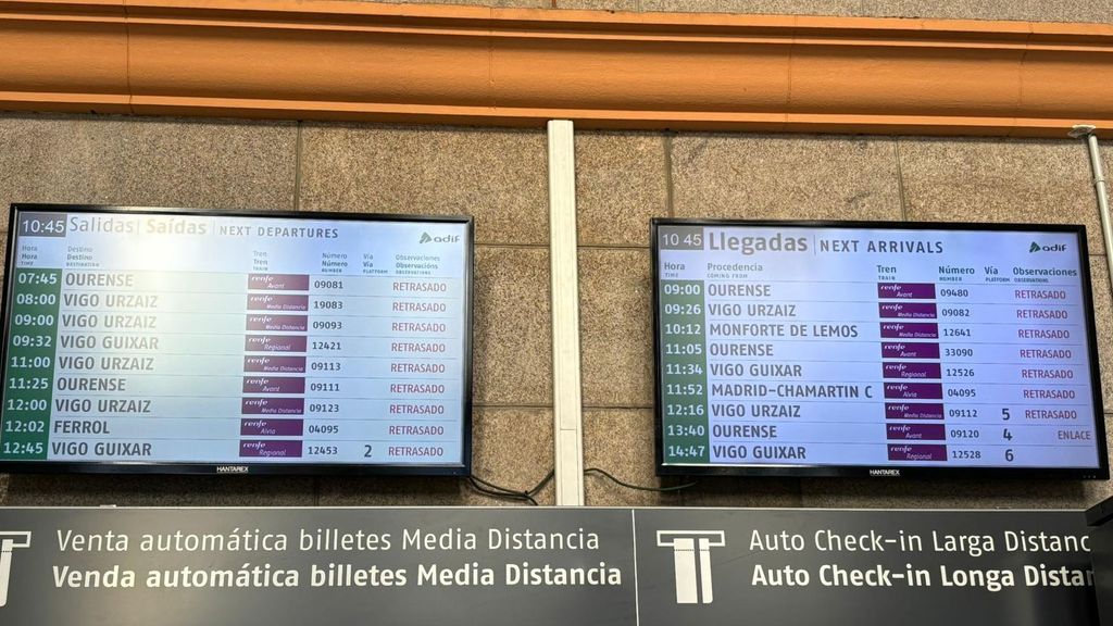 Imagen de las pantallas con las entradas y salidas de los trenes en la estación de A Coruña, indicando retrasos en todos los trenes