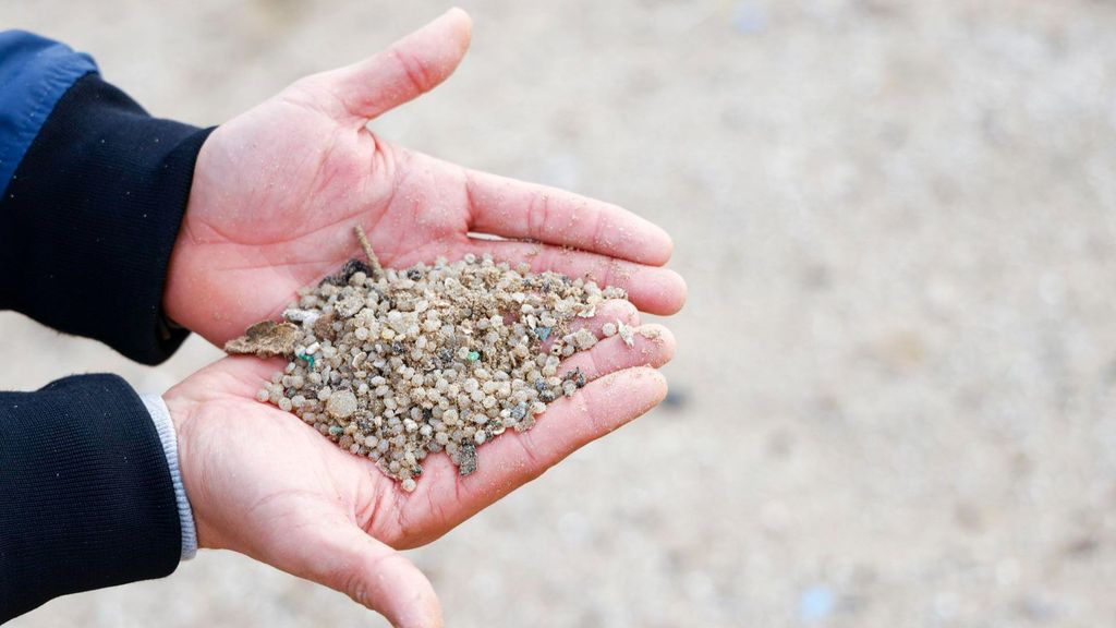 Los pellets se propagan por nuestras playas más allá de la costa norte: “La realidad es que los microplásticos están en todas partes”