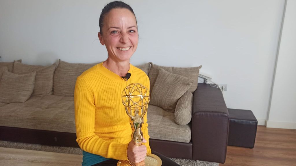 Nelly Guimaras con su Emmy