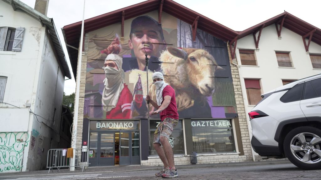 Néstor Otaño cubierto con la camiseta con la que se representó a sí mismo en el mural de Baiona