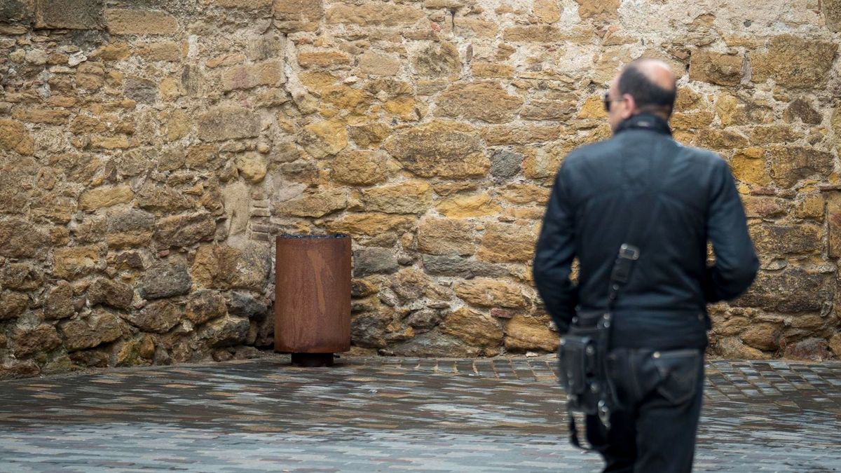 Pepelera de la calle Germans Sitjar de La Bisbal d' Empordà, Girona, donde un operario de la limpieza encontró un bebé muerto