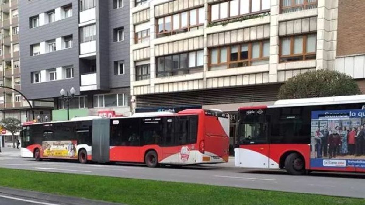 Un conductor de autobús devuelve 1.400 euros que perdió una mujer en Gijón