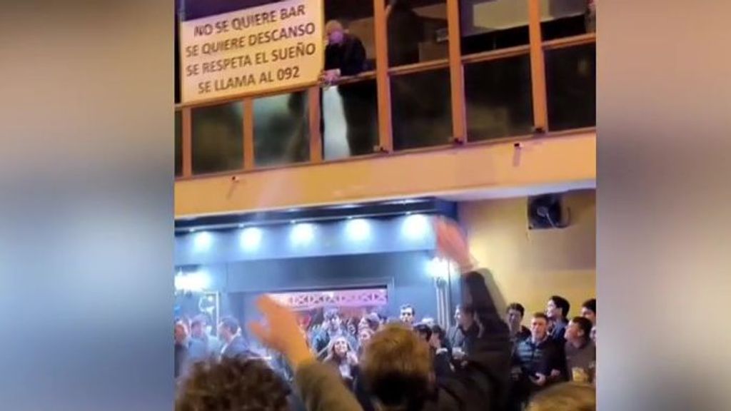 Un vecino de Sevilla que vive encima de un bar de copas se hace viral tras duchar a los clientes harto del ruido