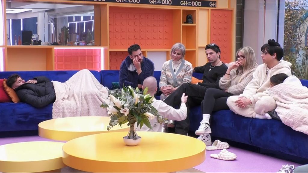 Ana María habla con sus compañeros de su relación sentimental