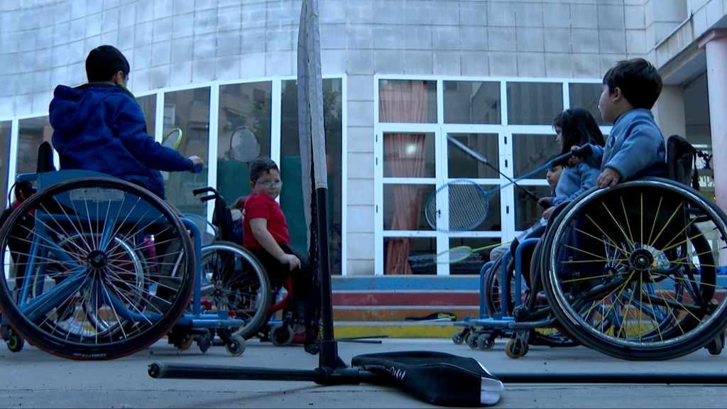 Los niños de un colegio de Valencia rompen barreras con el deporte adaptado: "Juegan todos juntos, aunque no necesiten silla de ruedas"
