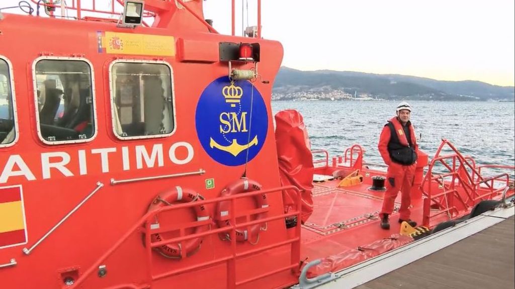 Buscando pellets por tierra, mar y aire: así trabajan los equipos de Salvamento Marítimo