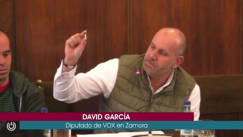Un diputado de VOX por Zamora saca una bala durante un pleno: "Es una muestra de matonismo"