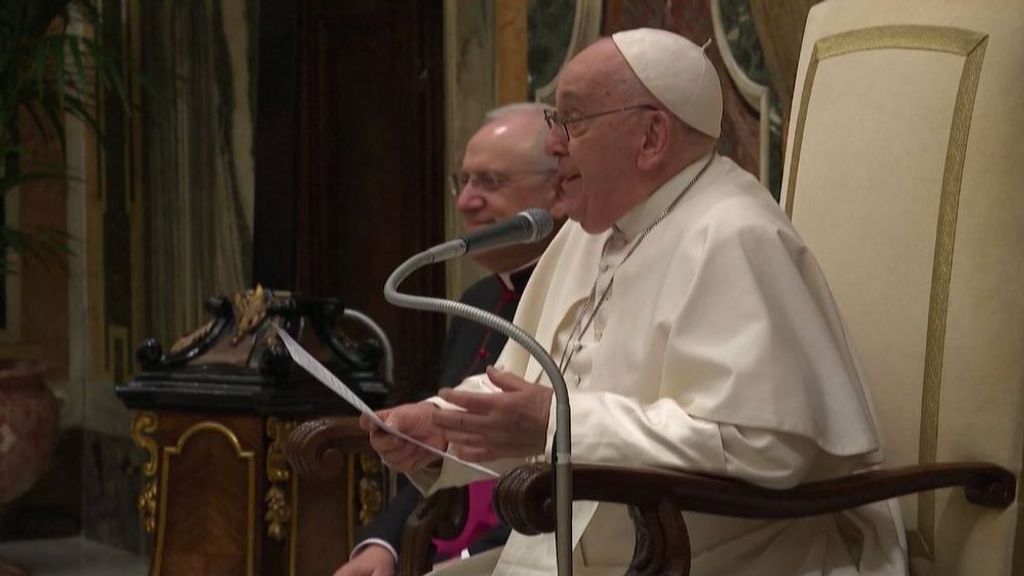 El Papa muestra evidentes signos de fatiga durante un discurso y no puede acabarlo