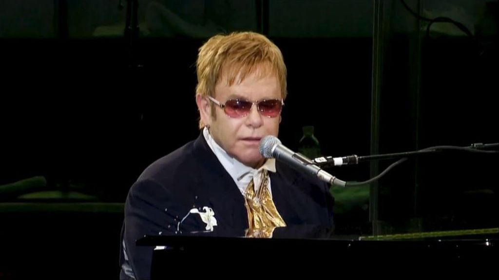 Elton John saca a subasta casi mil objetos valorados en más de 9 millones de euros