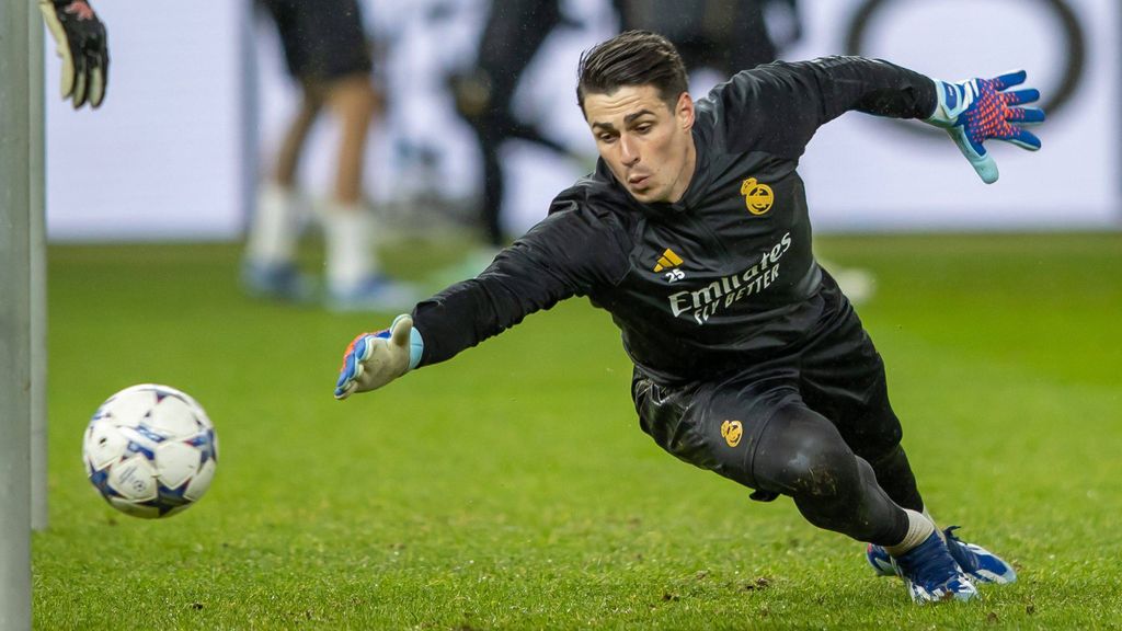 Kepa calentando antes de un partido con el Real Madrid