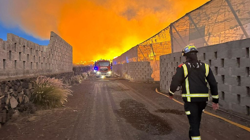 La extinción del incendio de planta de compostaje de Arona, en Tenerife, se prolongará varios días