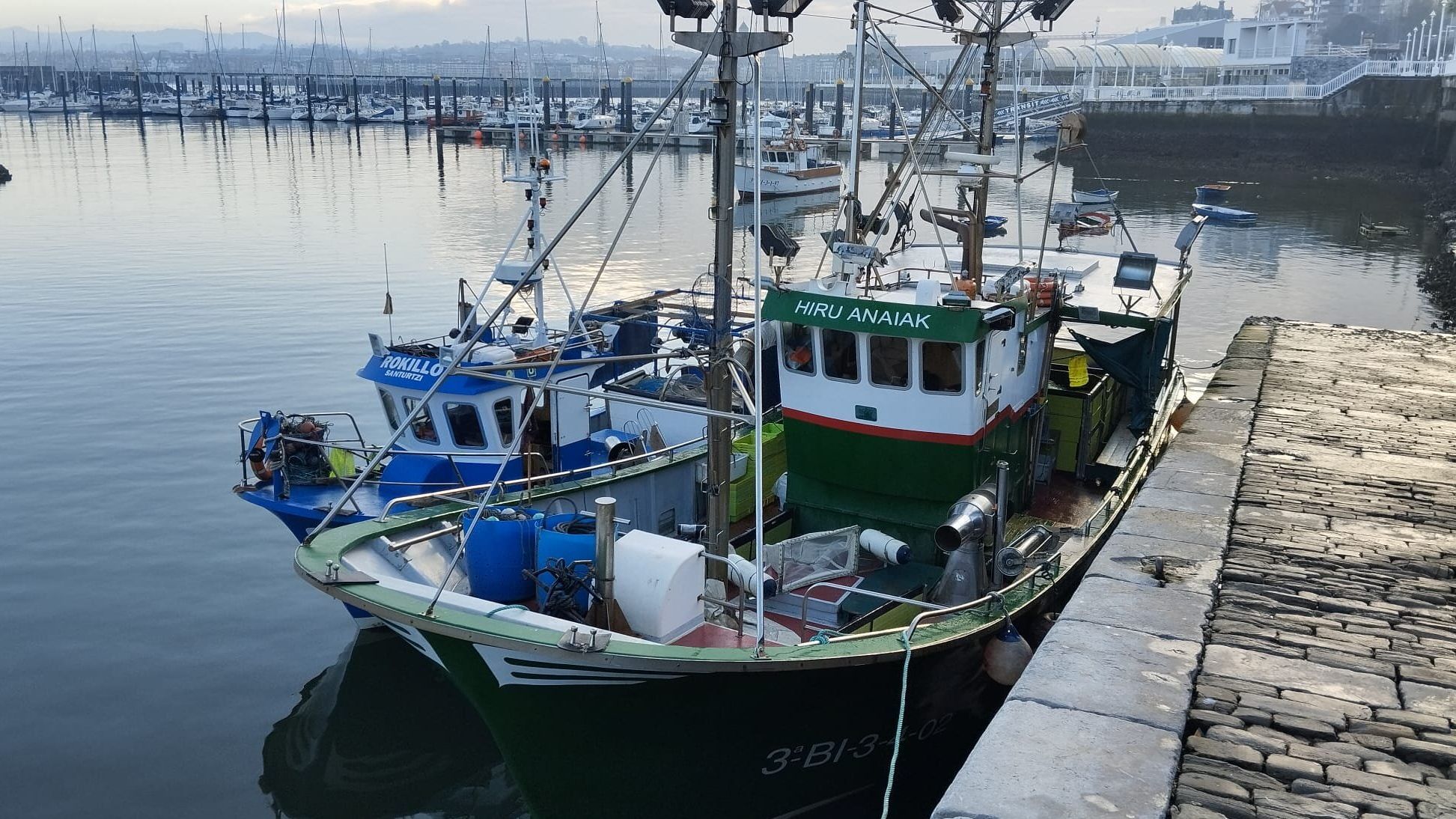 Los dos barcos esta mañana en el puerto de Santurtzi