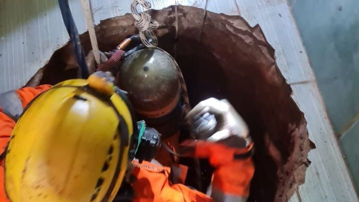 Muere un hombre tras caer por un pozo de 40 metros que él mismo cavó en su casa para buscar un tesoro