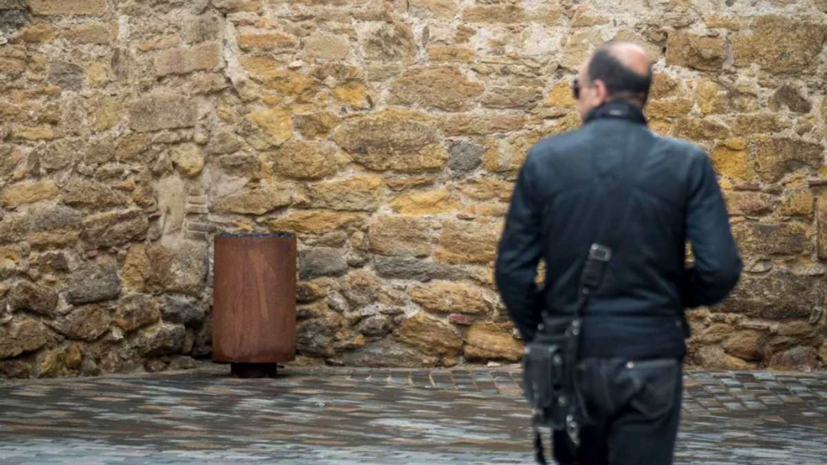 Papelera de la calle Germans Sitjar de La Bisbal d' Empordà, Girona, donde un operario de la limpieza encontró un bebé muerto