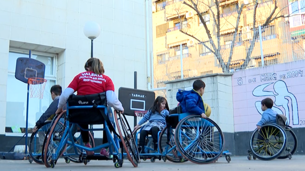 Varios niños juegan al baloncesto en silla de ruedas