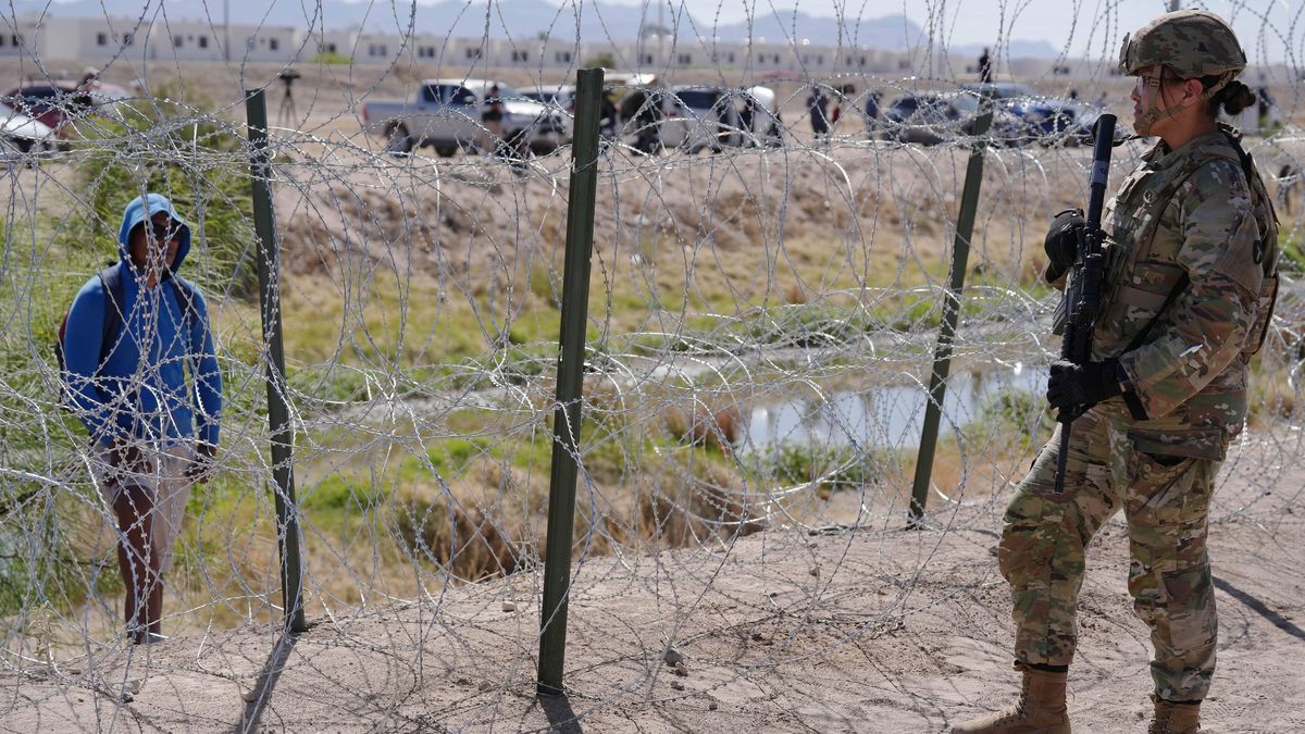 Alambrada en la frontera entre Estados Unidos y México en El Paso, Texas