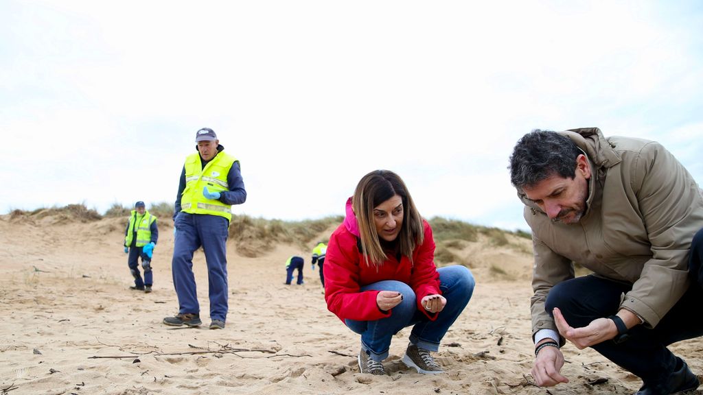 Cantabria localiza pellets de plástico en 15 playas, una cantidad de plástico "poco significativa"