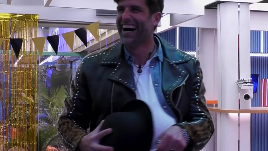 El baile más hot de Efrén a Marta