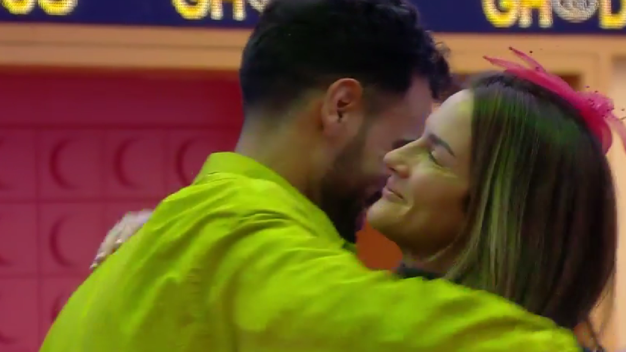 Elena y Asraf se abrazan