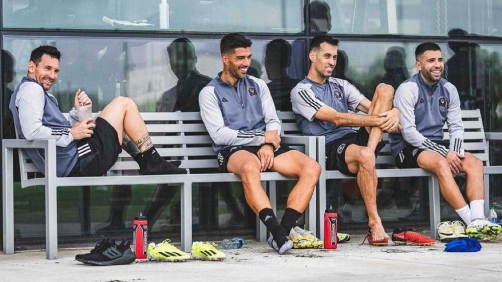 La imagen que emocionará a los aficionados del Barça: Luis Suárez con Messi, Busquets y Jordi Alba