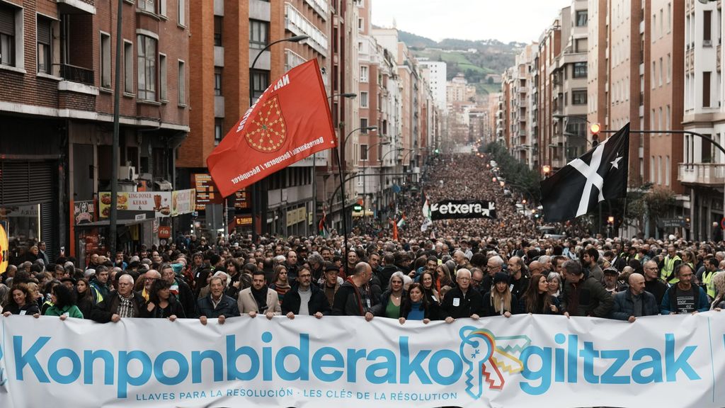 Decenas de miles de personas piden en Bilbao que las instituciones vascas "faciliten el regreso a casa de presos" de ETA