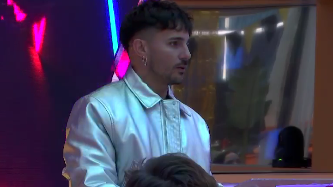 Manuel baja la cabeza con Lucía