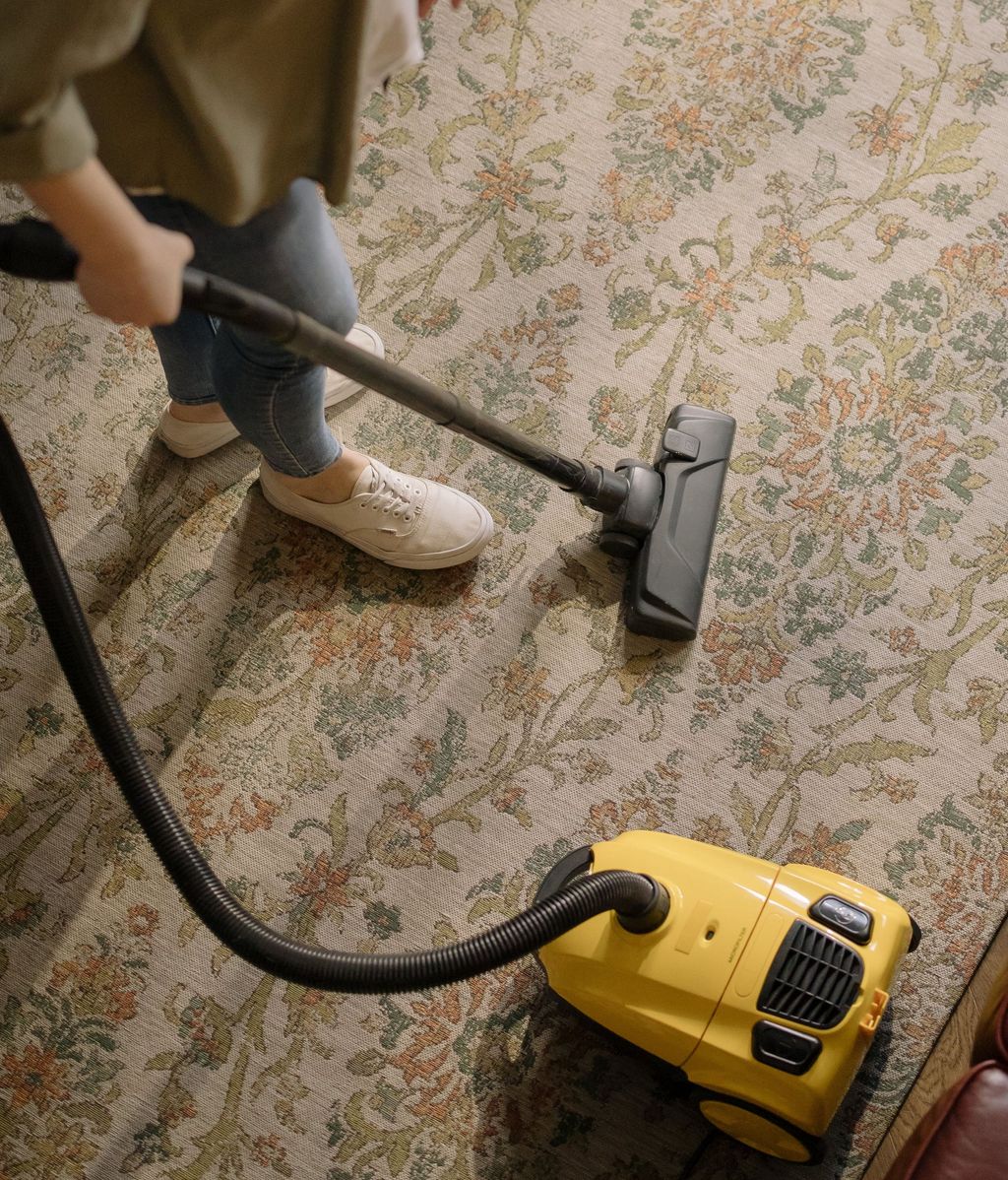Utiliza la aspiradora para limpiar tu alfombra. FUENTE: Pexel