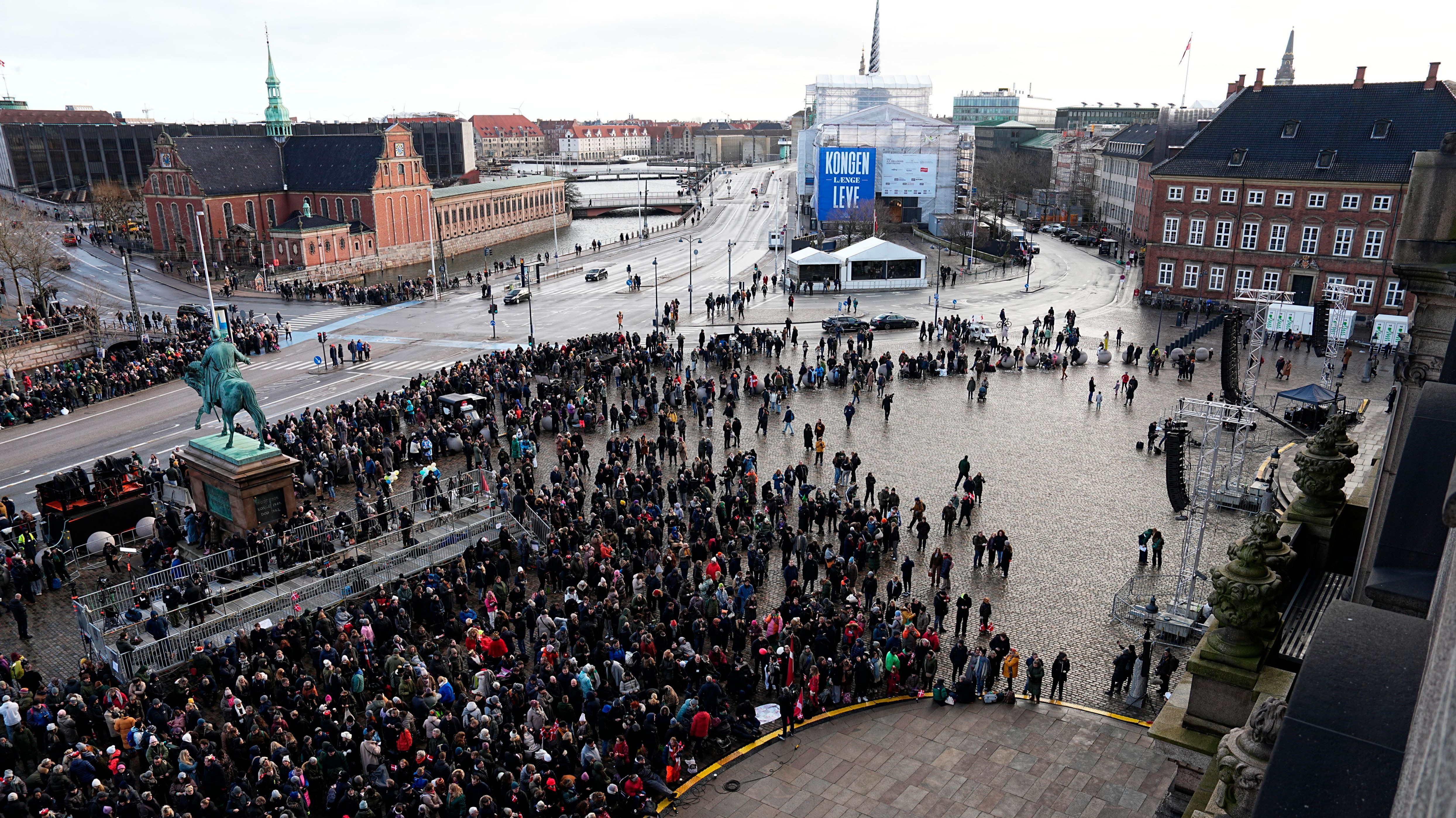 Aplausos a la llegada de Federico X y Margarita II al palacio de Christiansborg