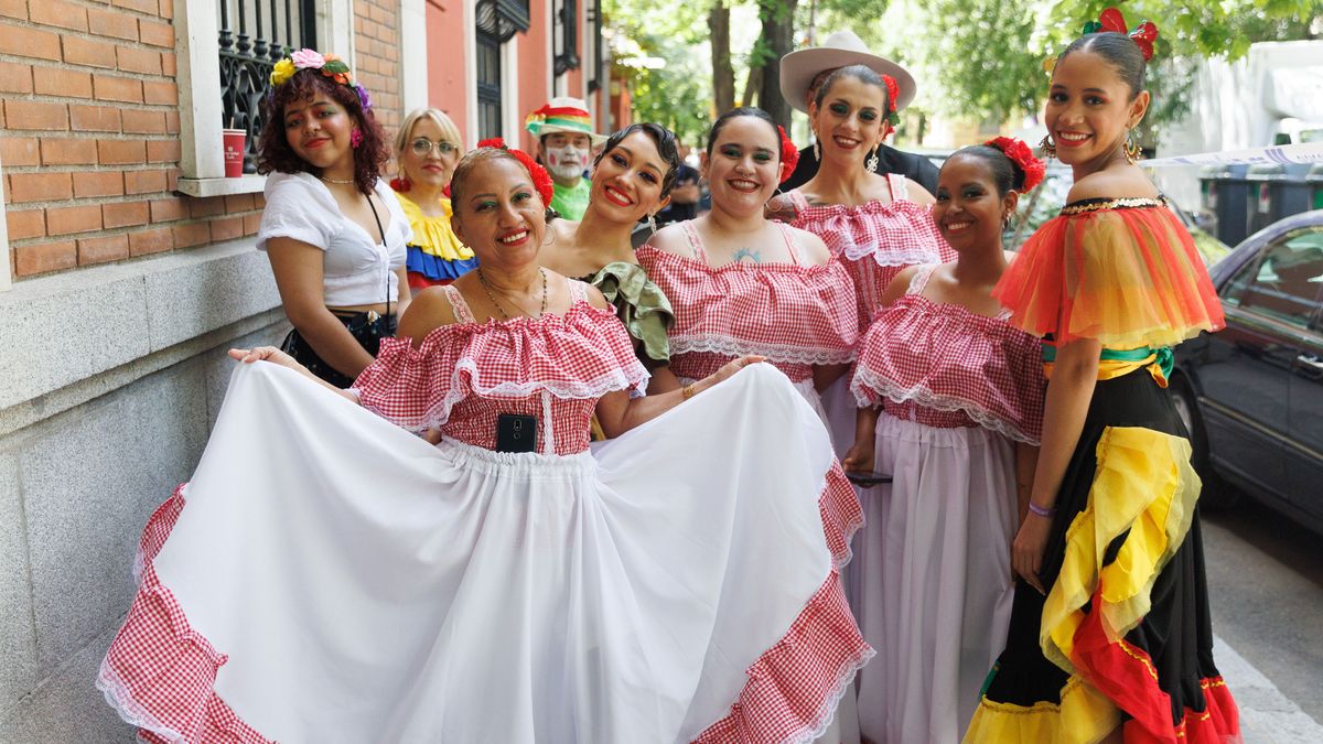 Colombianas vestidas con trajes tradicionales de su país