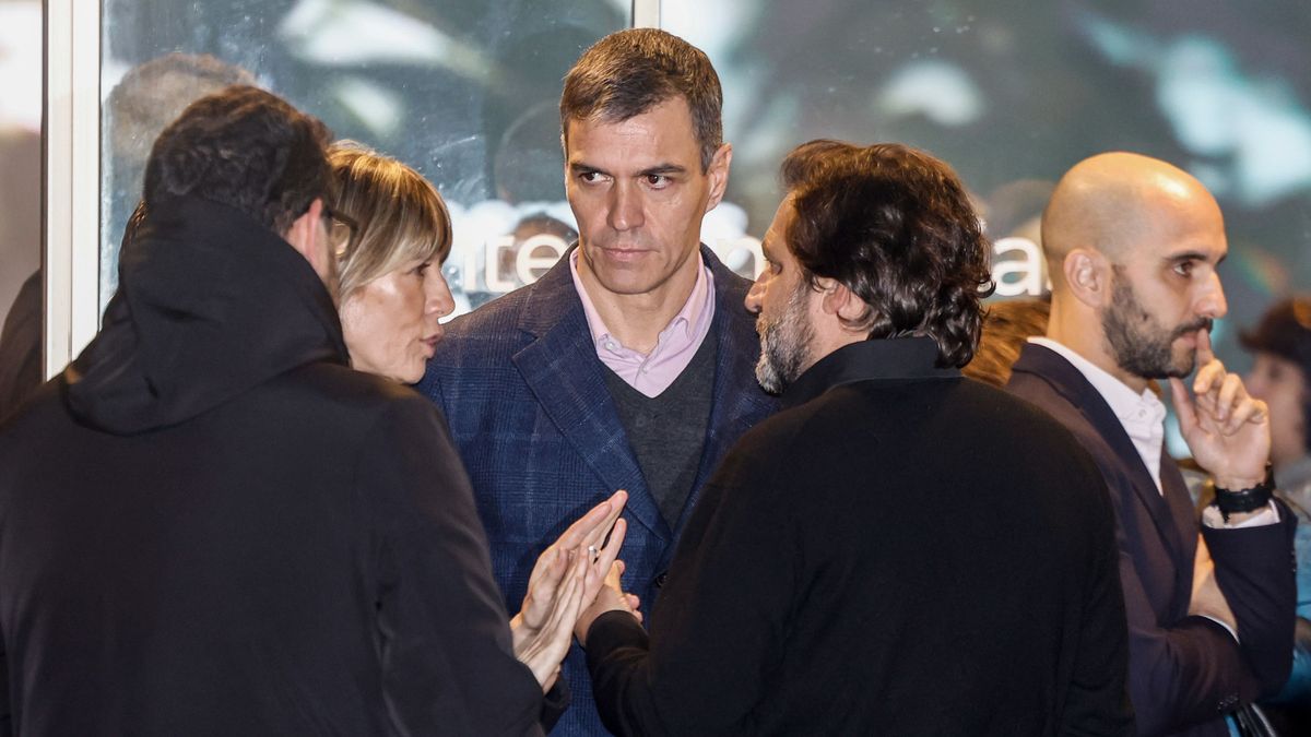 El presidente del Gobierno, Pedro Sánchez y su esposa Begoña Gomez charlan con a Luis Alegre, presidente del Ateneo, a su llegada a la capilla ardiente de Miguel Barroso