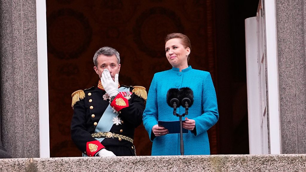 El rey Federico de Dinamarca, emocionado tras su proclamación en el balcón